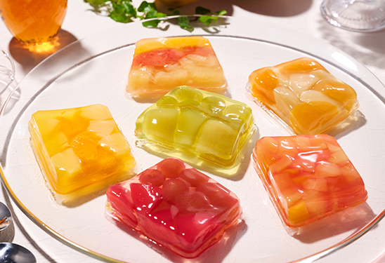 果物を手でひとつひとつ丁寧に選定しながら容器に並べ輝くゼリー液を優しく流し入れて作られる「テリーヌ・ドゥ・フリュイ」